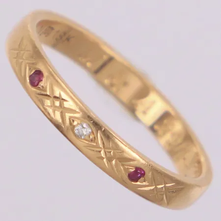 Ring med röda stenar och diamant ca 0,01ct, stl 18, bredd 2,9mm, gravyr, Schalin, 18K  Vikt: 3,1 g