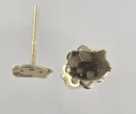 Ett par örhängen, plopp saknas, 18K Vikt: 0,8 g