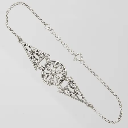 Armband med genombruten dekor, längd ca 19-21cm, bredd 1,5-6,5mm, buckligt, 925/1000 silver Vikt: 3,7 g