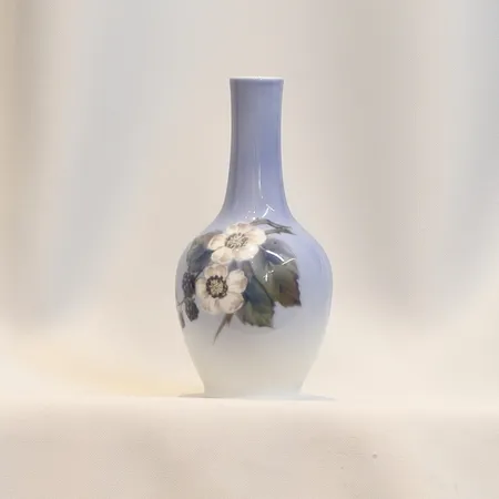 Vas Royal Copenhagen med motiv av blommor modell 288 höjd 14cm Skickas med paket.