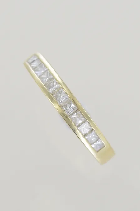 Ring med diamanter 11 x 0,01ct, stl 17 mm, bredd 3,5 mm, graverad 18K  Vikt: 3,9 g