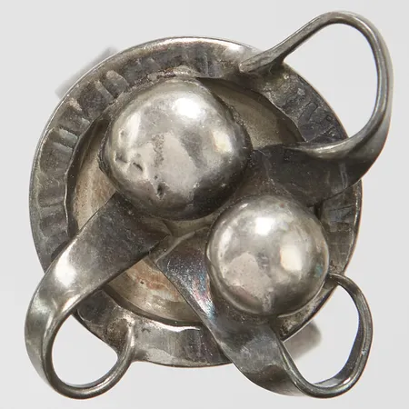 Ring, reglerbar storlek, bredd ca 23-26,5mm, svenska stämplar, 830/1000 silver Vikt: 12,1 g