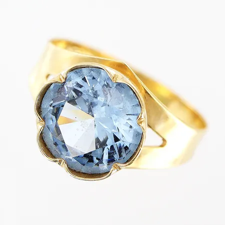 Ring med blå sten stl 16¼, bredd 3-9mm, 18K Vikt: 2,4 g