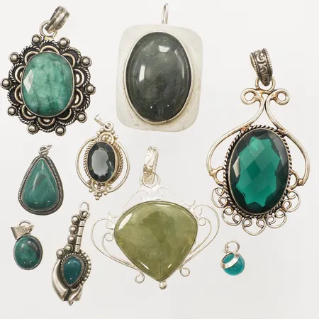 Nio hängen med stenar, längd ca 14- 66mm, bredd ca 9-46mm, 830-925/1000 silver  Vikt: 74,8 g