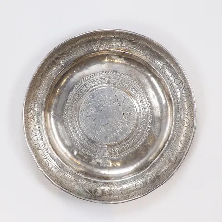 Fat mönstrat med mynt Thaler Maria Theresia 1780, fatet tillverkat omkring år 1900, ostämplat silver 800/1000 Vikt: 87,3 g