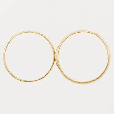 Två ringar, gravyr, defekta, 18K Vikt: 5,4 g