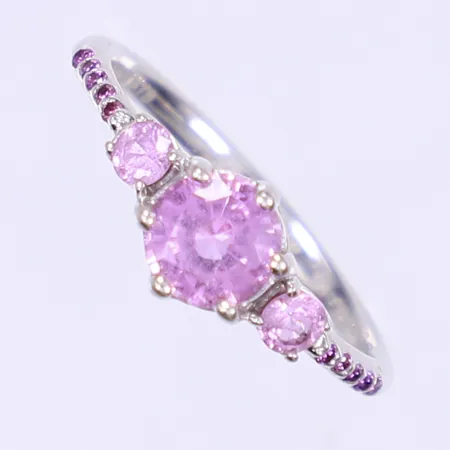 Ring med rosa stenar stl 17½, bredd 2-7mm, vitguld, gravyr, 9K Bruttovikt: 2,3g Vikt: 2,3 g