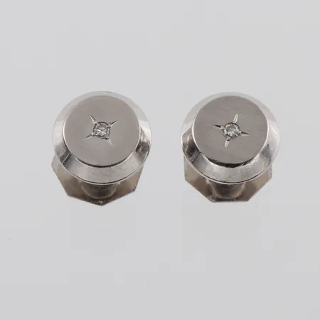Skjortknappar paret 18k vitguld med diamanter på 2x0.015 ct enligt inskription,Alton Guldvaru AB 1968,diameter 9 mm. Vikt: 2,7 g