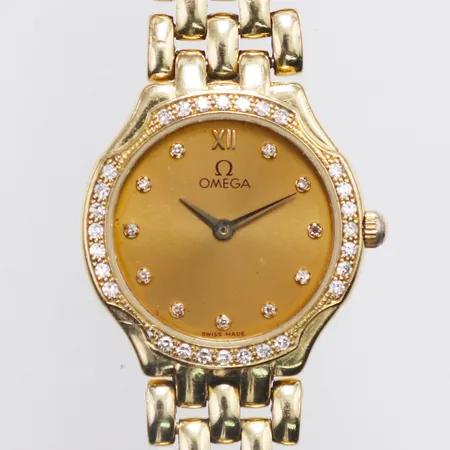 Damur Omega, Øca22,5 mm, manuell, diamantindex, totalt 39diamanter x ca0,009 ct, längd inklusive uret ca 16,5 cm, bredd 11,5–24 mm. Bruttovikt: 40,7g