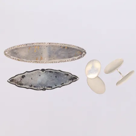 2 namnbrickor, längd 67mm, ett par manschettknappar, bucklor, gravyr, 830/1000 silver Vikt: 13,5 g
