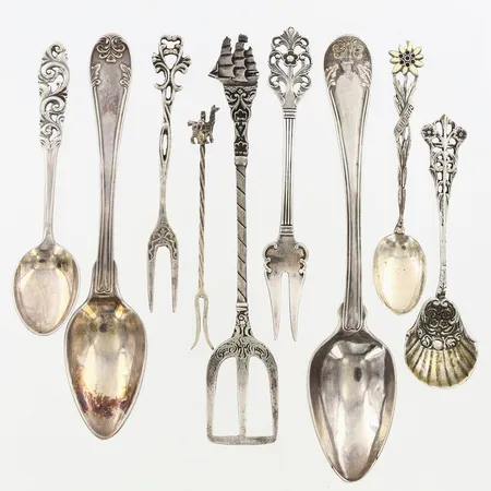 Diverse bestick i olika modeller varav fyra skedar, en sockerströare, fyra gafflar, silver 830/1000 Vikt: 85,3 g