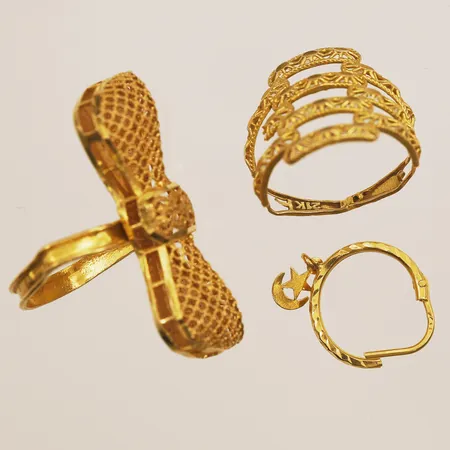 Två ringar, udda örhänge, buckliga, skadade, 21K Vikt: 8,5 g