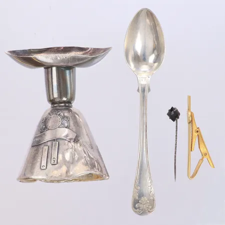 Sked, längd 13cm, 1 Ljusstake, 1 Nål, 1 Slipshållare, defekt, gravyr, 830-925/1000 silver Vikt: 63,2 g