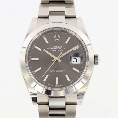Herrur Rolex Datejust Ø41mm stål, grå urtavla, automatisk, Ref-nr 126300, Serie-nr: W7749777, Cal 3235, Verk-nr 3Q28K320, Oysterlänk 20cm, viklås nr P6T, Certifikat från Bergströms Ur 2018, taggar, manual, garantimanual, box, ytterkartong med hölje, mindre skav på bakboett, brv 142,9gram