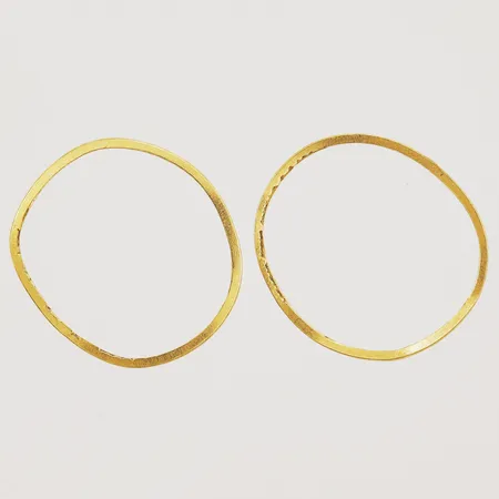 Två ringar, gravyr, defekt, 23K Vikt: 2 g