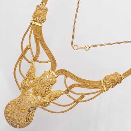 Collier filigranarbete längd ca43cm bredd 1,8-5mm, hängdel ca30,7x80mm, defekter på länkar, 21K Vikt: 50,6 g