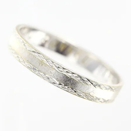 Ring, stl 22¼, bredd 3,8mm, gravyr, vitguld, 18K. Vikt: 4,8 g