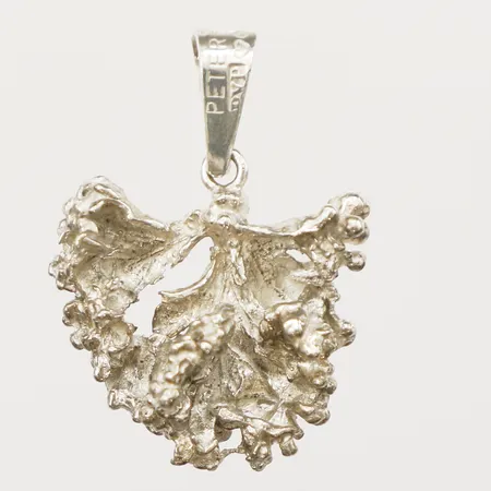 Hänge med organisk dekor, Peter Von Post, Stockholm år 1973, längd 34mm, bredd 24,4mm, 925/1000 silver Vikt: 7,6 g
