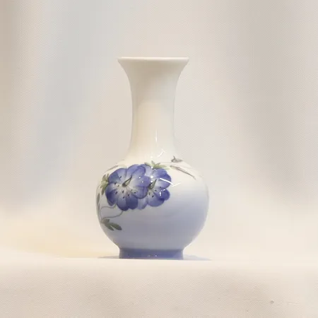 Vas Royal Copenhagen med motiv av blommor modell 2800/1554 höjd 12cm  Skickas med paket.