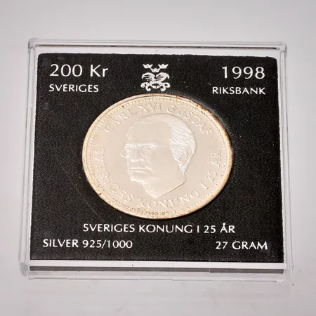 Minnesmynt Kung Carl XVI Gustaf 50 År, 1996, nominellt värde 200kr, plastetui, silver, 925/1000, vikt 27g Vikt: 27 g