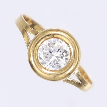 Ring med vit slipad sten stl 17 bredd 2-10mm något ojämn i formen 18K Vikt: 1,5 g