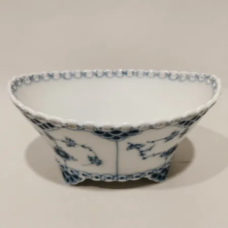 Skål Royal Copenhagen Musselmalet nr:1177, längd 15cm, bredd 10,5cm, höjd 6cm, porslin