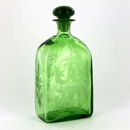 Karaff från Reijmyre i grönt glas med etsad dekor, höjd ca 24cm, smånagg på korkens nederdel Vikt: 0 g Skickas med paket.