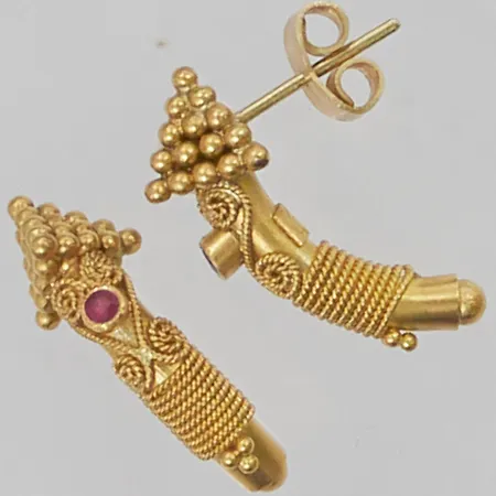 Ett par örhängen, rubiner 2x ca 0,03ct, 21mm, 22K 6,9g.