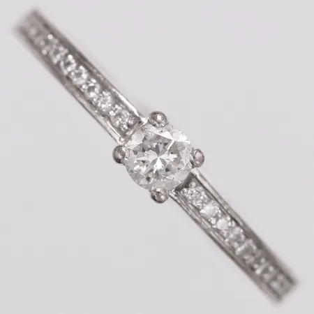 Ring med diamanter 1xca0,16ct+20xca0,007ct Guldfynd stl:17½ bredd 2-3,7mm vitguld 18K Vikt: 3,7 g