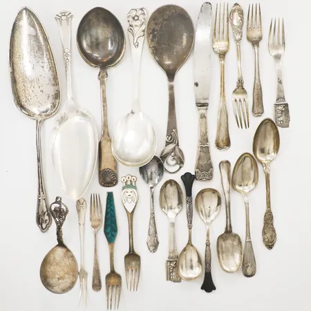 Diverse bestick, sju skedar, åtta gafflar, en kniv, blad i rostfritt stål, sex uppläggningsbestick, gravyr, defekt, silver 830-925/1000, bruttovikt 1012,5g Vikt: 1012,5 g