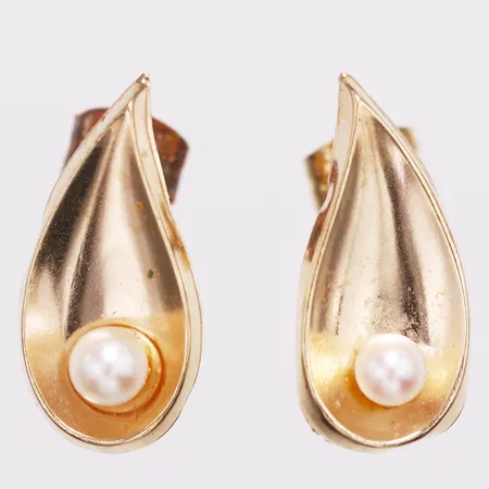 Ett par örhängen med odlade pärlor längd 15,5mm bredd 7,5mm, omaka snurrebussar, buckliga, 18K Vikt: 1,3 g