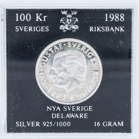 Mynt Carl XVI Gustaf Sveriges Konung Nya Sverige Delaware 100kr Ø32mm 1988 plastetui, silver 925/1000 16,0g. 