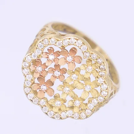 Ring med vita stenar med dekor i form av blommor stl 17¾, bredd 2-18mm, detaljer i roséguld, 18K  Vikt: 3 g