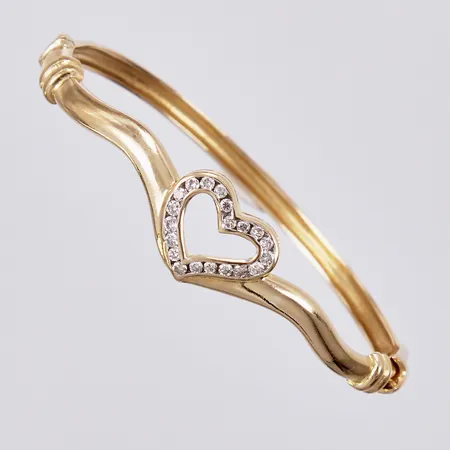 Armring med hjärta med diamanter ca 20x0,02ct Ø ca 4,4 x 5,4cm bredd: ca 3,5-12mm öppningsbar 18K  Vikt: 13,7 g