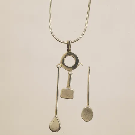 Kedja med hänge Efva Attling, defekt, del av hänget har gått av, 925/1000 silver Vikt: 14 g