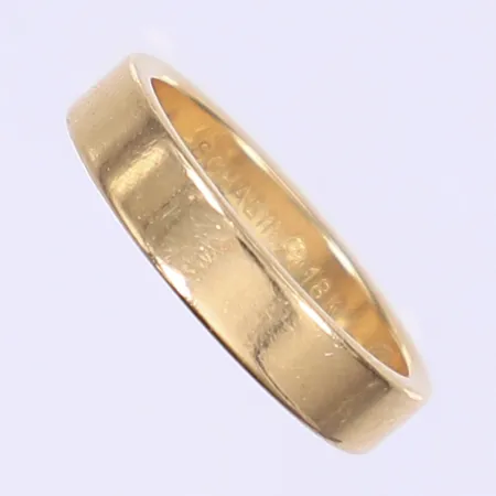 Ring slät stl 16¼, bredd 4mm, tillv. Schalins, gravyr, 18K  Vikt: 4,7 g