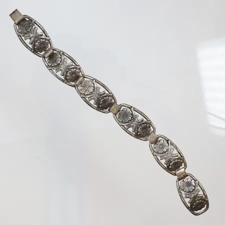 Armband dekorerad med Krysantemum 19cm bredd 16mm VJ (Victor Janson) signerad Vicson Lindesberg 1960 silver 830/1000 Vikt: 20,2 g