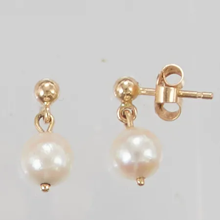 Ett par örhängen 13mm pärlor 18K 1,7g.