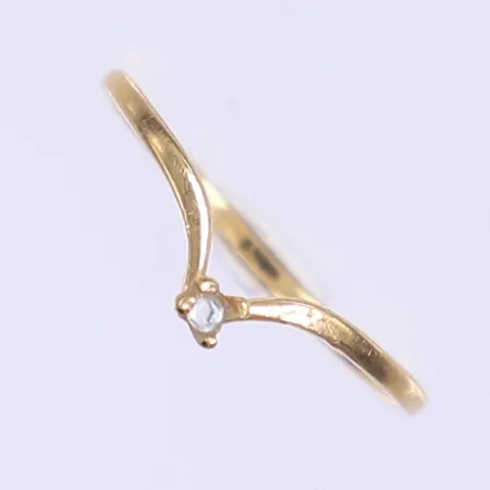 Ring med vit sten stl 17, bredd 1-2mm, stämplad på utsidan av skenan, 18K  Vikt: 0,9 g