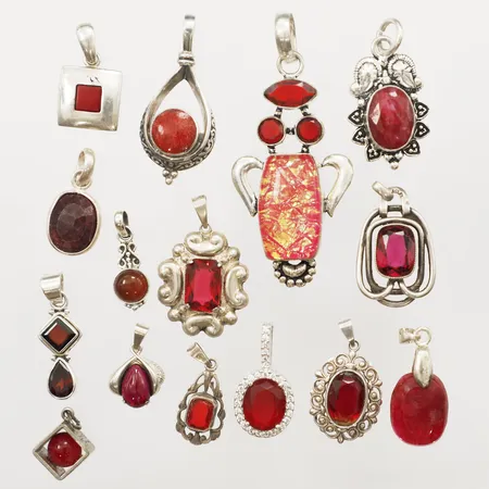 Femton hängen med stenar, längd ca 20-60mm, bredd ca 9-28mm, 830-925/1000 silver  Vikt: 51,1 g