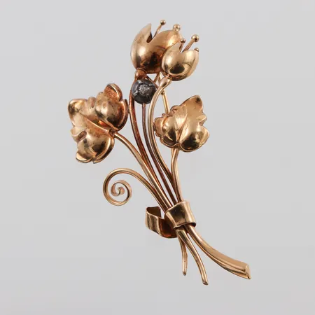 Brosch 18k med vit sten,Guldvaruhuset Stockholm,längd ca 5 cm. Vikt: 5,9 g