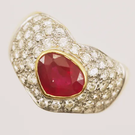 Ring med diamanter, ca 50xca0,02ct, samt rubin, troligtvis syntetisk, stl 16¾, bredd 4-13,2mm, 18K Vikt: 7,2 g