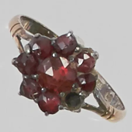 Ring, skena i 18K, fattning i silver, granat skadad/saknas, bruttovikt 1,5g.