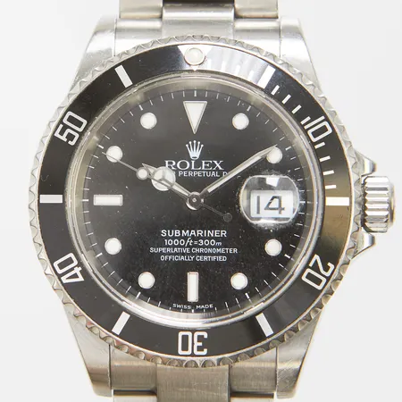 Herrur Rolex Submariner stål  automatisk 40mm, ref 16610, snr D291384, ca 2004, Cal. 3135, verknr: 3 0470761, boettnr 2160, safirglas, datum, oysterlänk stål, ref: 93250CL/CL11, extra länkbitar, viklås, certifikat Askeland Stavanger 2005, box, servicebehov, skav märken från rotorn på verket.