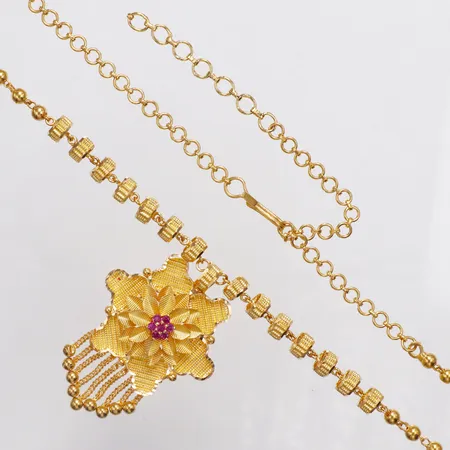 Collier filigranarbete med röda stenar längd 47,5-51cm bredd 4-35mm, bucklor på kulorna, defekt ögla, 22K Vikt: 26,5 g