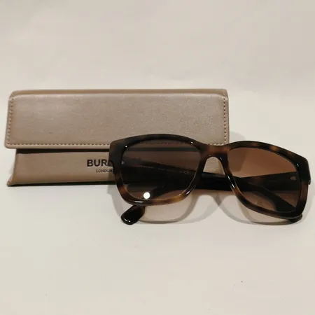 Ett par solglasögon Burberry B4345, 3316/13 54¤17 T40 2N, något repiga, putsduk, originalfodral, kvitto