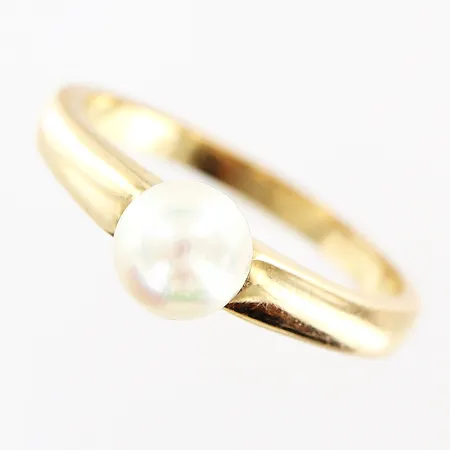 Ring med odlad pärla Ø6,5mm, stl 18¾, skenans bredd 2-3,5mm, 18K Vikt: 3,7 g