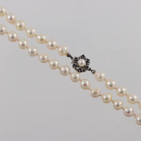 Collier med odlade sötvattenspärlor ,silverlås med 6 st safirer,pärlans diameter ca 7.8 mm,längd ca 95 cm. Vikt: 0 g