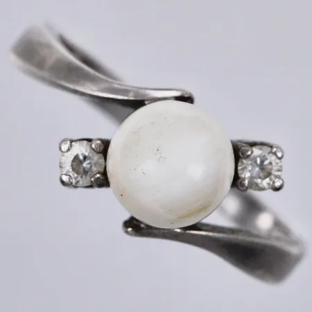 Ring med pärla och två vita stenar stl: ca 18 bredd: ca 2-10mm skadad pärla 835/1000 silver Vikt: 3,2 g