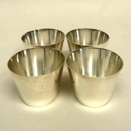 4 Bägare, höjd 4cm, Ø5,5cm, signerade Wiwen Nilsson (1897–1974), år 1949, en med liten inbuktning vid mynning, 925/1000 silver  Vikt: 198,2 g